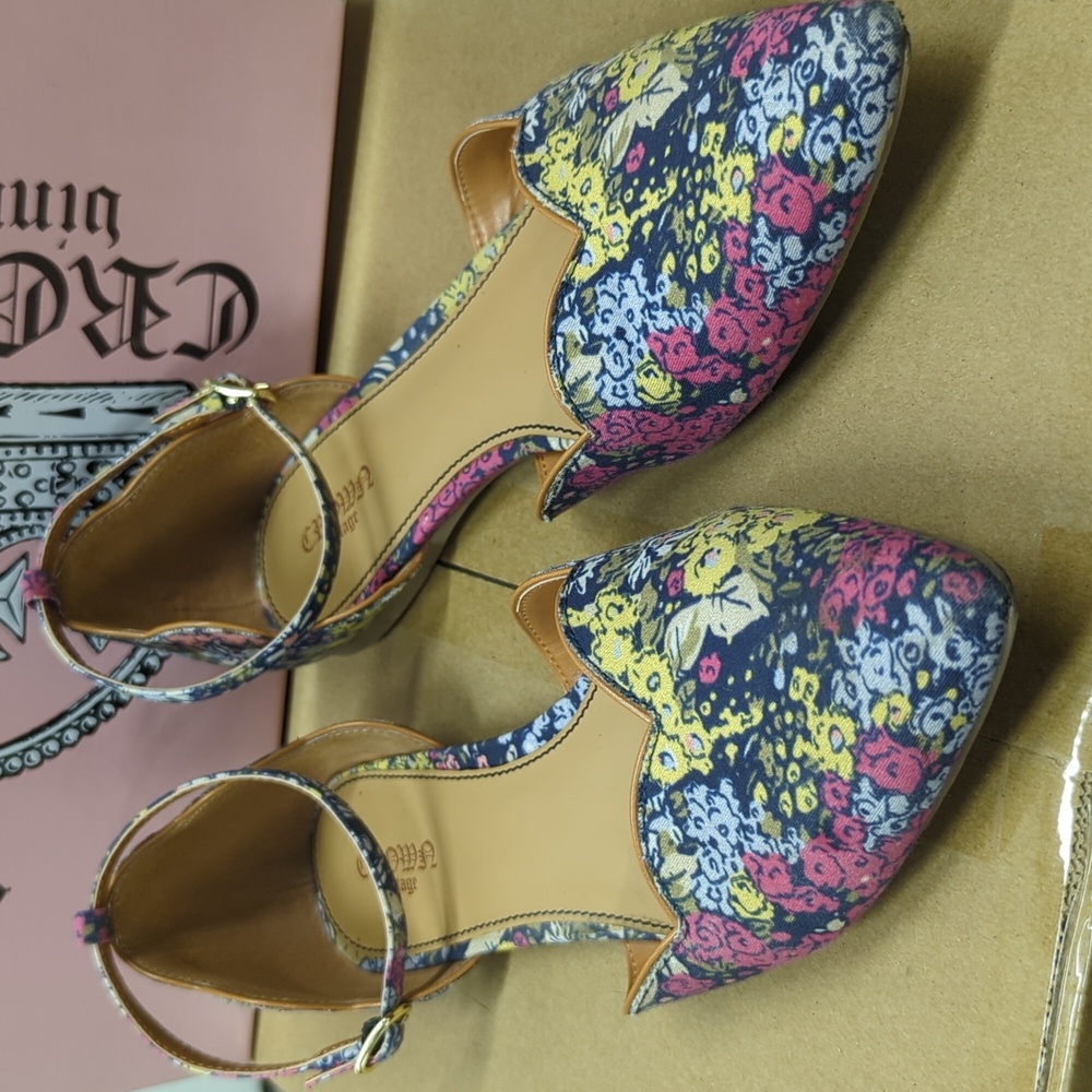 Women's Crown Vintage Flats, Size 7.5